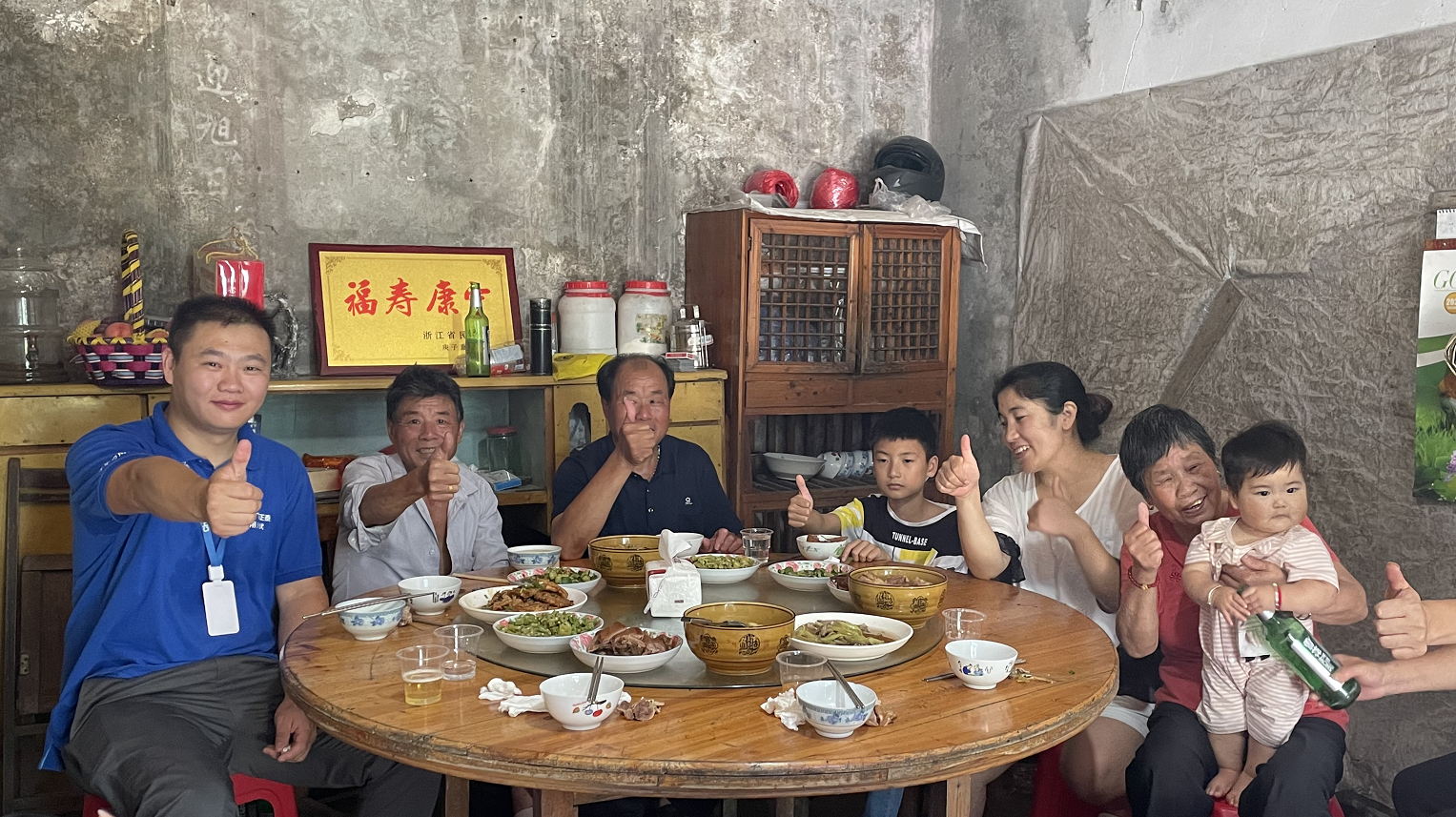 你是我母亲的救命恩人 | 百岁老人赠送锦旗的故事