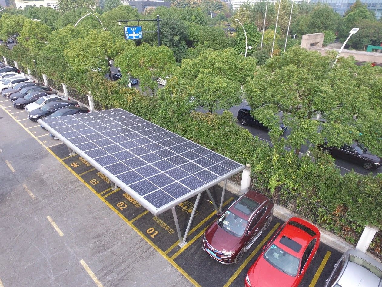充电停车两不误 | 会发电的停车棚成光伏新宠！